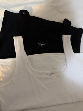 Old Navy Women’s Tank Tops - Black & White Set